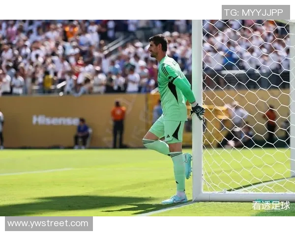 足球巨星化身街头路人挑战平凡生活引发热议